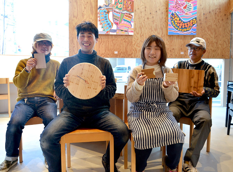 試作品を手にする「たんぽぽの家」メンバーら。左端が飛野さん=奈良県香芝市で2017年2月14日、藤本柳子撮影