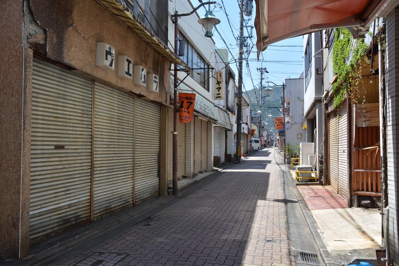閉店や移転でシャッターの目立つ尾鷲市の商店街。定数削減で国政へ市民の声が更に届きにくくならないか懸念が広がる=尾鷲市栄町で