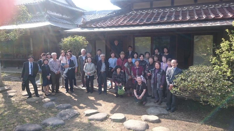 「吉志学舎」開学を祝い局氏邸の庭に集う人たち