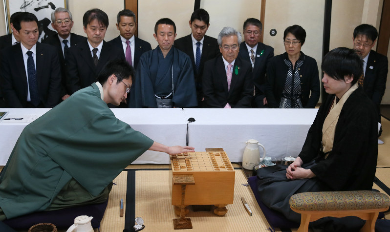 初手を指す挑戦者の稲葉陽八段(手前左)。手前右は佐藤天彦名人=青森県弘前市の藤田記念庭園で2017年4月20日午前9時、佐々木順一撮影
