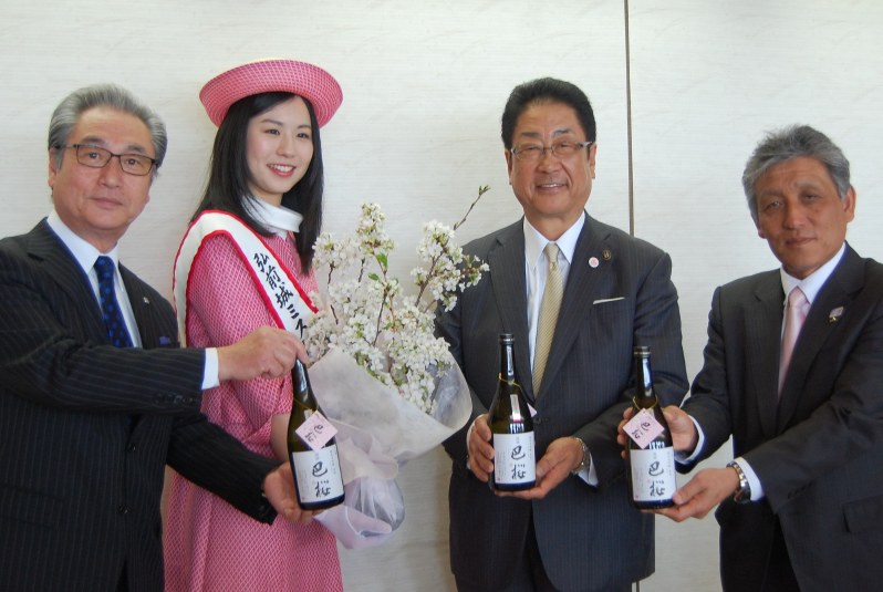 2年目の「巴桜」を手に笑顔を見せる、(左から)北村社長、1人置いて工藤市長、立蔵さん=函館市役所で