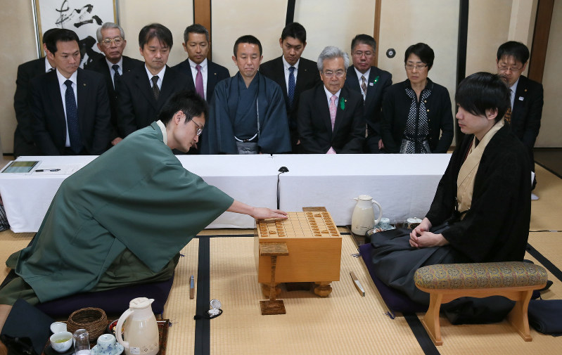初手を指す挑戦者の稲葉陽八段(手前左)。手前右は佐藤天彦名人=弘前市の藤田記念庭園で、佐々木順一撮影