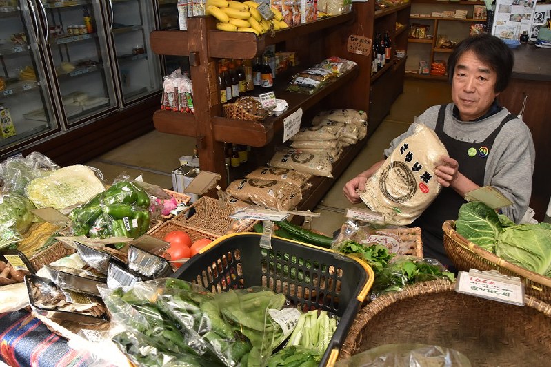 自然食品店で有機栽培の米や野菜を扱う藤川泰志さんは「食の安全保障が脅かされる」と話す=東京都調布市で
