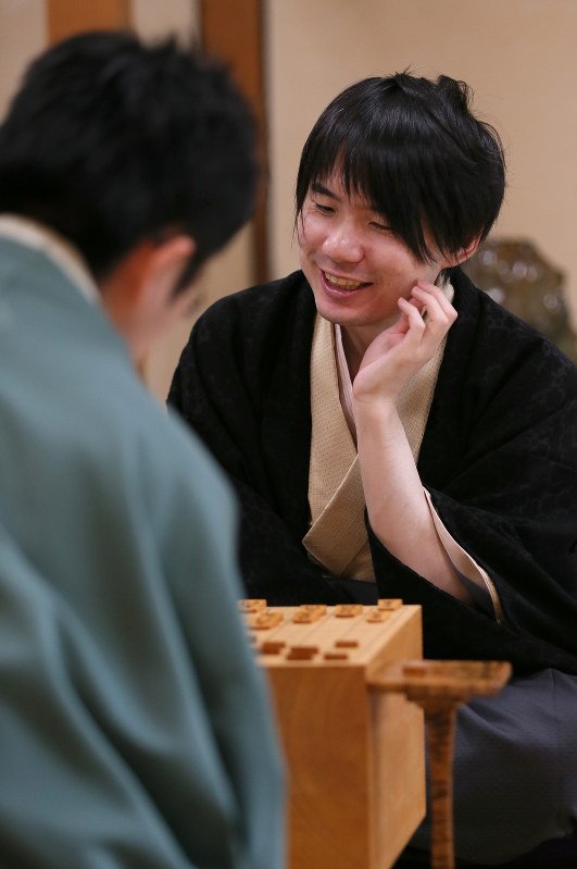 感想戦で笑顔を見せる佐藤天彦名人(右)=青森県弘前市の藤田記念庭園で2017年4月21日午後5時37分、佐々木順一撮影