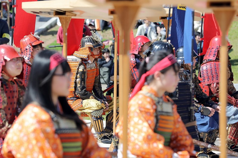 人間将棋：武者姿の駒、満開の桜の下で 山形・天童 [写真特集3/9