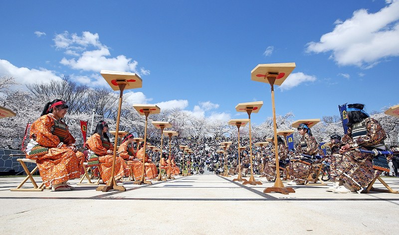 人間将棋：武者姿の駒、満開の桜の下で 山形・天童 [写真特集2/9