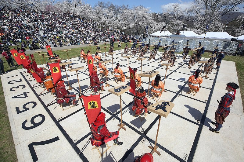 人間将棋：武者姿の駒、満開の桜の下で 山形・天童 [写真特集2/9