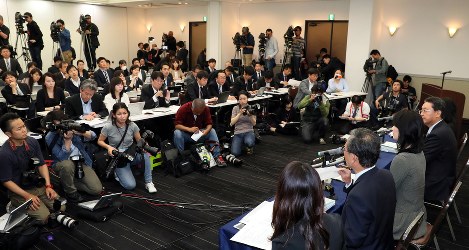 森友学園の籠池町浪理事長らの記者会見に集まった大勢の報道陣＝大阪市東淀川区で２０１７年４月２１日午後６時３３分、幾島健太郎撮影