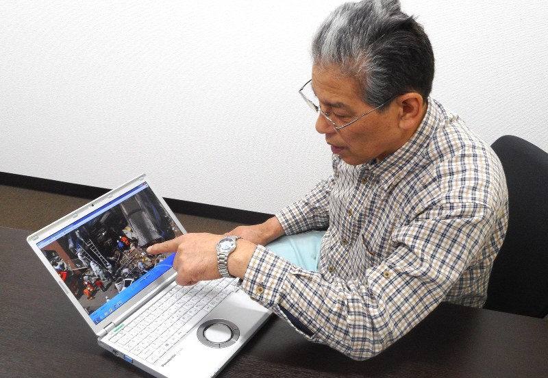 事故現場の画像を見て当時を振り返る日本スピンドル製造の笹山常俊さん=根本毅撮影