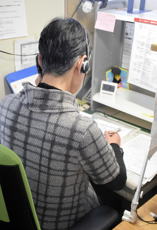 認知症にまつわる悩みを聞く「認知症の人と家族の会」本部の電話相談員=京都市上京区で、池田知広撮影