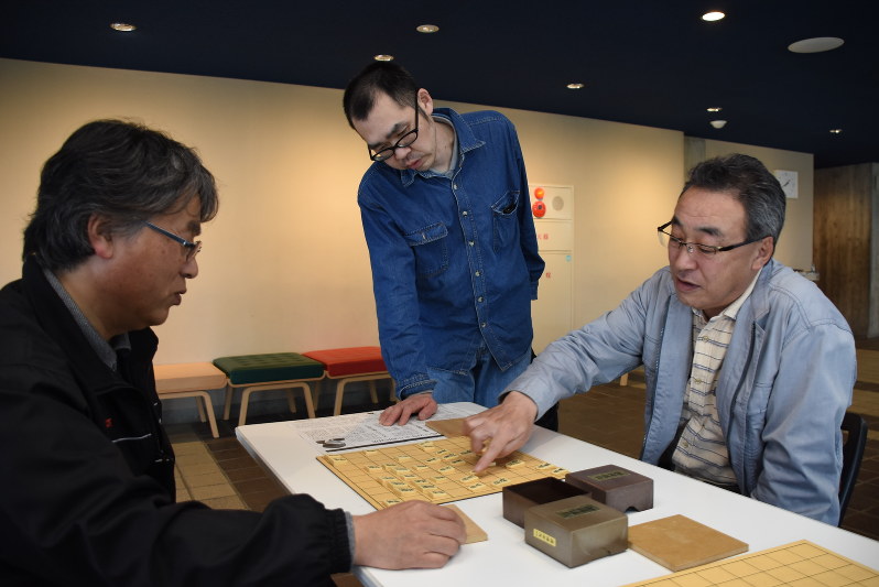 ロビーでは将棋を指す姿も見られた=弘前市下白銀町の弘前市民会館で