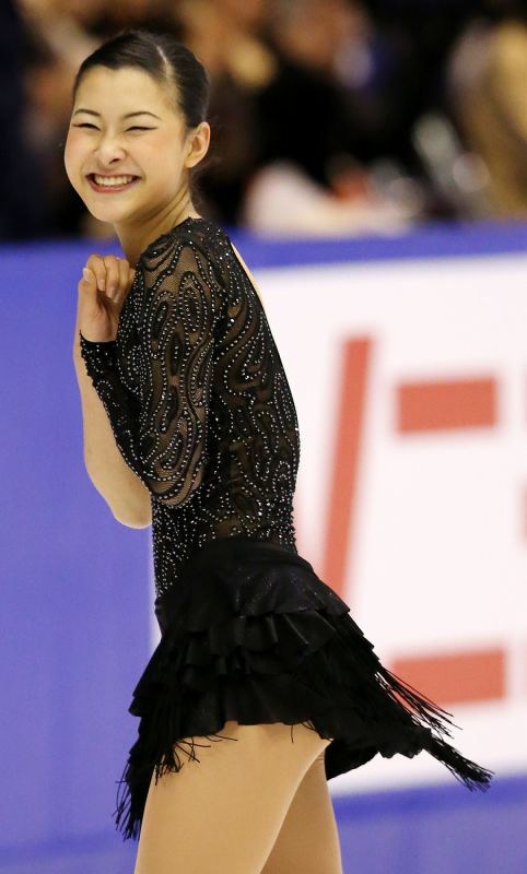 元フィギュアスケート選手　村上佳菜子選手の直筆サイン色紙　2015年 村上佳菜子さん目線でお伝え！ 厳しい環境下でも進化&成長を見せ
