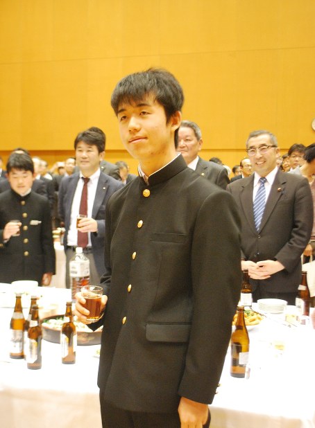 将棋：14歳プロ藤井四段 無敗13連勝 羽生に迫る神童 | 毎日新聞