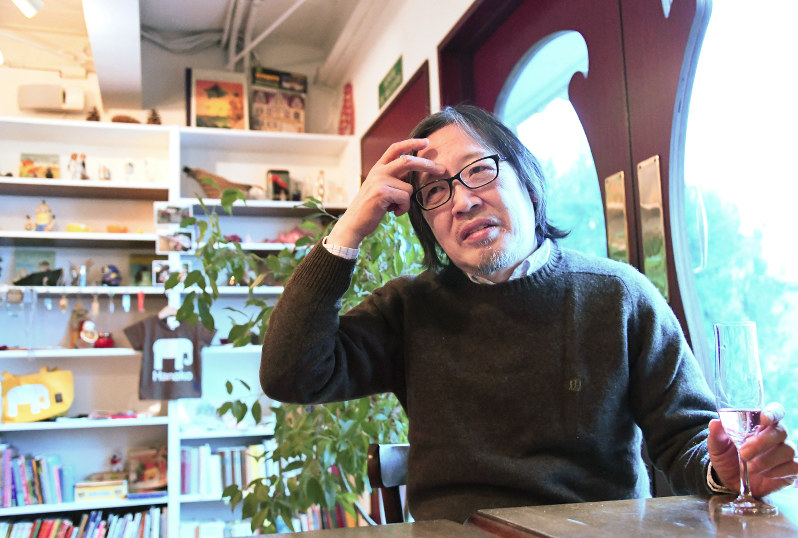 大崎善生さん=東京・吉祥寺で2016年11月9日、藤井太郎撮影