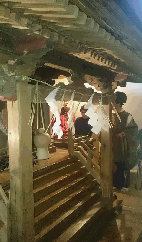 1日限りで公開された上ノ国八幡宮本殿。見学者らは感嘆の声を上げた=北海道上ノ国町で22日