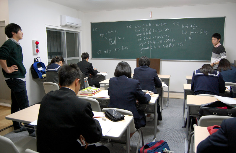 九大目指す塾 学生らが開く 留学生と交流やゼミの話も 毎日新聞