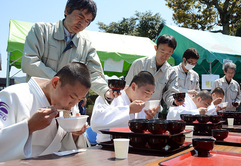 春の鹿野ええもん市 そば大食い 会場熱気 鳥取 鳥取 毎日新聞