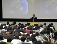 講義するキヤノンの御手洗会長