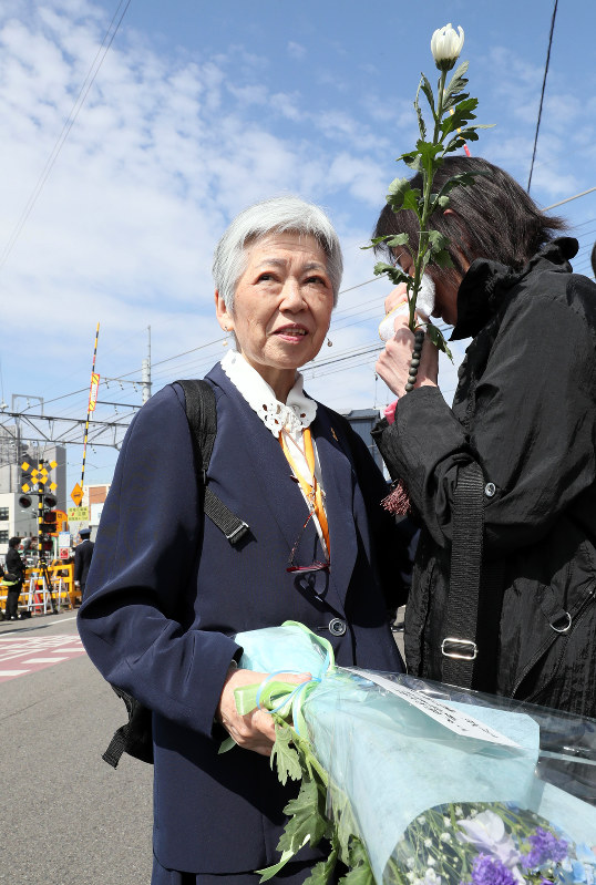 脱線事故の現場付近で友人と再会し、言葉を交わす藤崎光子さん(左)=兵庫県尼崎市で2017年4月25日午前9時22分、幾島健太郎撮影