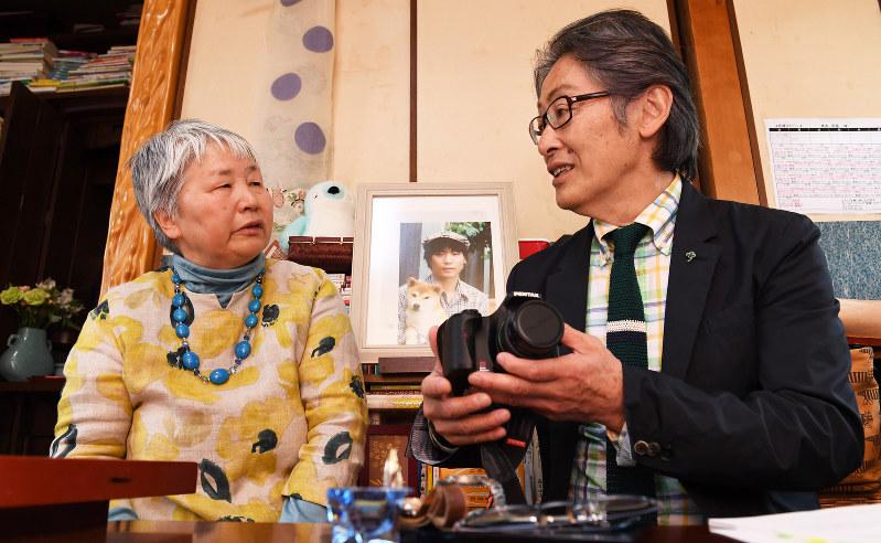 脱線事故後に命を絶った岸本遼太さんの遺品の前で、堀内正美さん(右)と話をする母早苗さん=兵庫県宝塚市で、山崎一輝撮影