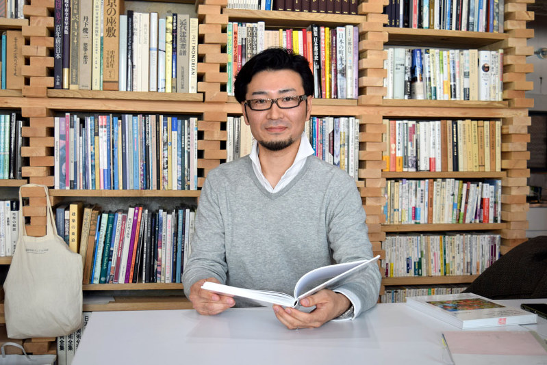 美殿町ラボで学生たちを指導する出村嘉史・岐阜大工学部准教授=岐阜市美殿町で