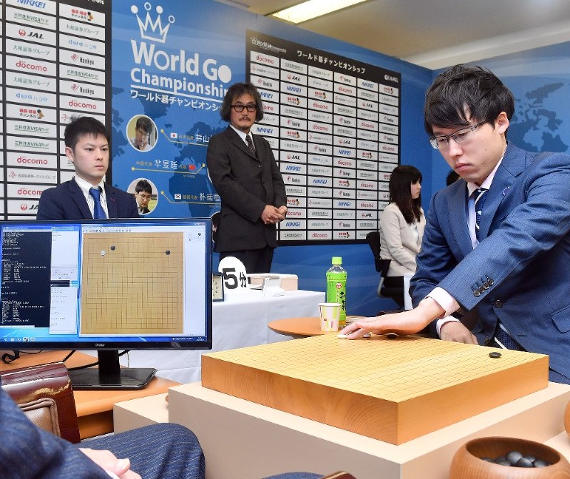 囲碁AI「DeepZenGo」と対局する本因坊文裕(右)=大阪市で3月23日、森園道子撮影