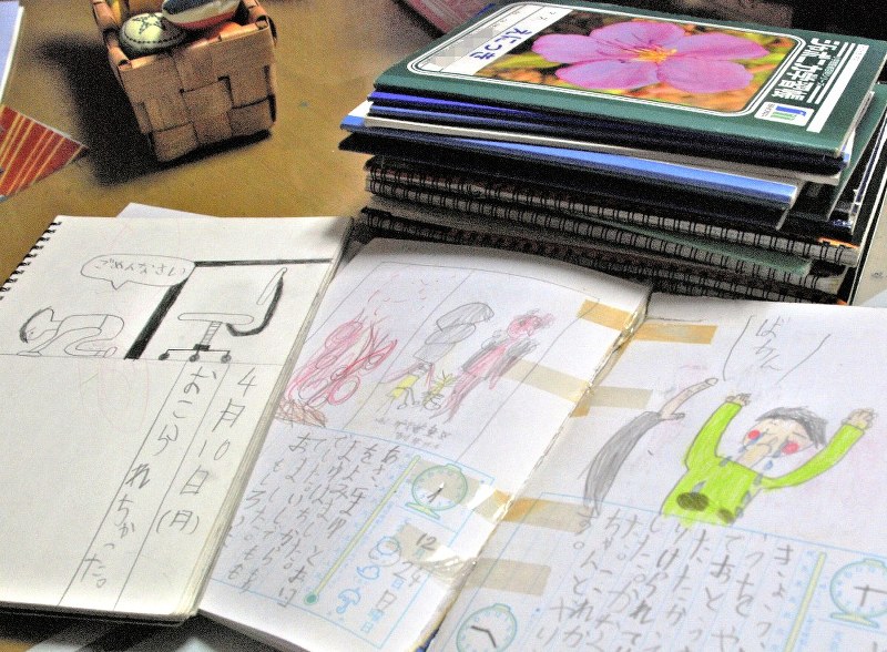 絵日記は今も大切に保管されている=あきらさんの自宅で、坂根真理撮影(画像の一部を加工しています)