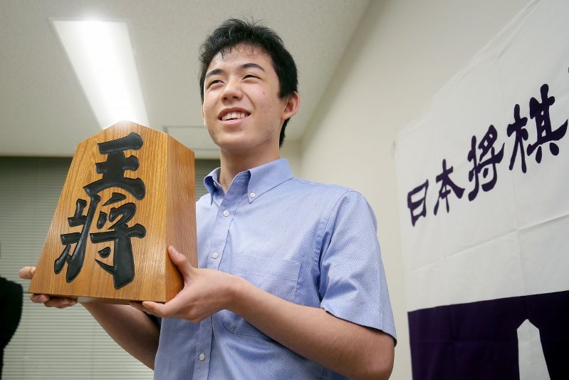 史上最年少でのプロ入りを決め、記者会見後に笑顔の藤井新四段＝東京都渋谷区の将棋会館で２０１６年９月３日、森田剛史撮影