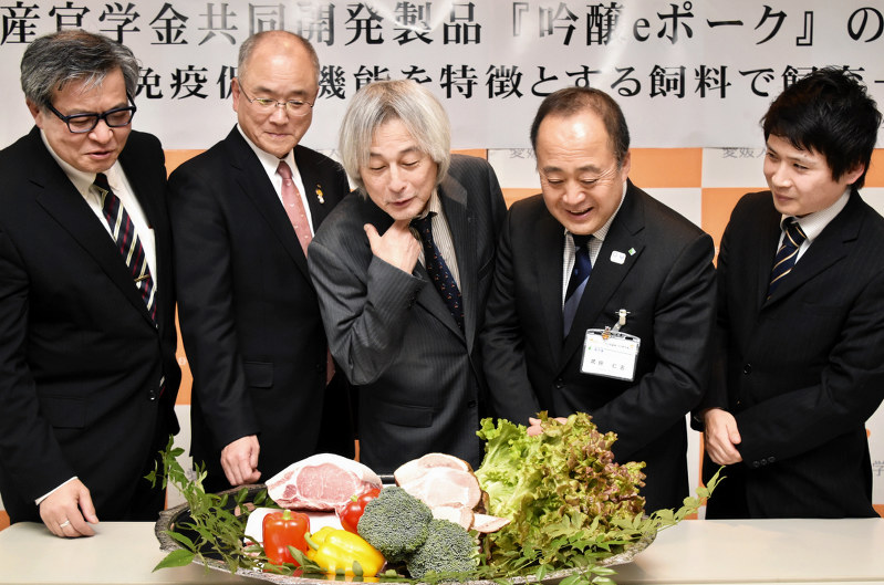 「吟醸eポーク」を囲む愛媛大の大橋裕一学長(中央)、マルノー物産の河村竜介社長(右端)ら=愛媛県西条市の市地域創生センターで、成松秋穂撮影