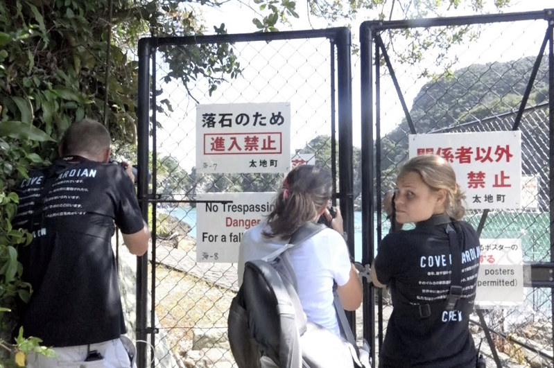 立ち入り禁止の鯨類追い込み漁の現場を撮影する反捕鯨団体のメンバー=作品より、八木監督提供