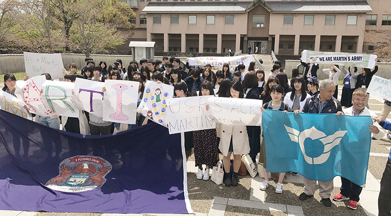 メッセージ撮影会：がん闘病中の米国人元教員に 県立大で２５０人 彦根 ／滋賀 | 毎日新聞