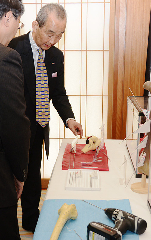 「月光ドリル」について説明するビック・ツールの新井高一社長=鳥取県知事公邸で、李英浩撮影