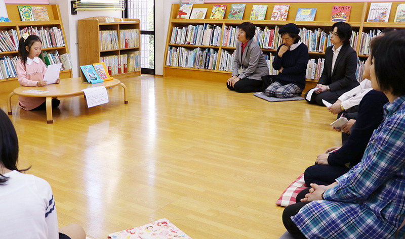 好きな本について発表する小学生(左奥)=大和高田市西町の市立図書館で、藤原弘撮影