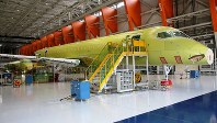 最終組み立て工場で製造されるＭＲＪの６号機（手前）と７号機＝三菱航空機提供