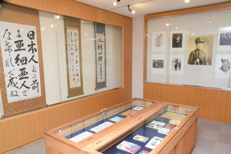 「松本市歴史の里」内にある川島芳子記念室に展示されている資料の数々=松本市島立で
