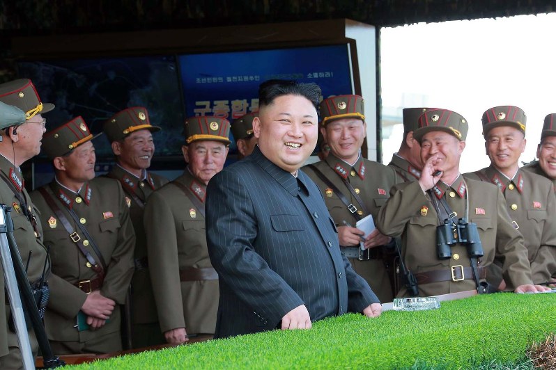 朝鮮人民軍創建85周年(25日)を祝う朝鮮人民軍軍種合同攻撃演習を視察する金正恩朝鮮労働党委員長=朝鮮中央通信、朝鮮通信