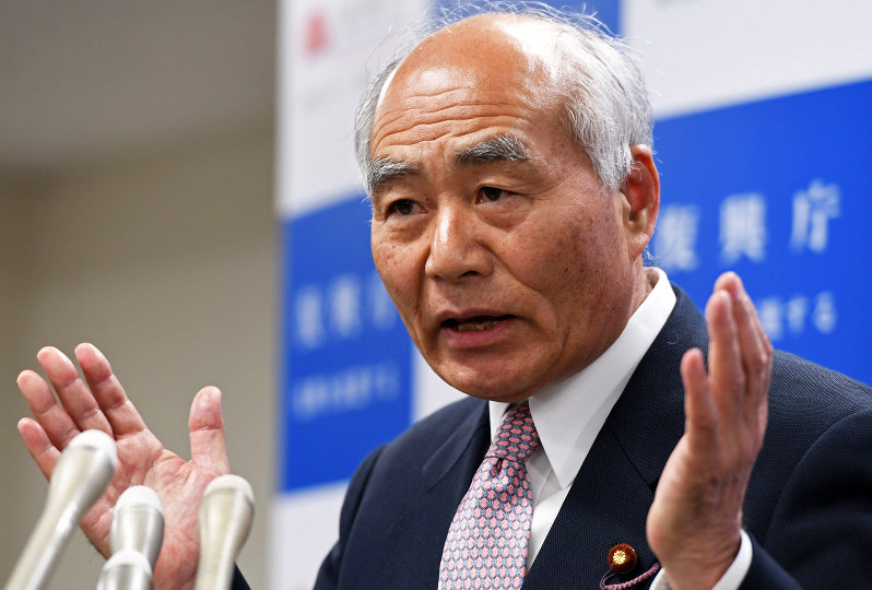 就任会見で記者の質問に答える吉野正芳・新復興相=東京・霞が関で2017年4月26日午後3時40分、中村藍撮影