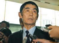 安倍首相に辞表を提出し、険しい表情で記者の質問に答える今村雅弘復興相＝首相官邸で２０１７年４月２６日午前９時４３分、手塚耕一郎撮影