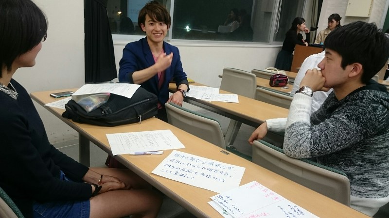 東大のワークショップで、グループに分かれて「性と同意」について話し合う参加者=東京都目黒区の東大駒場キャンパスで2017年4月25日、中村かさね撮影