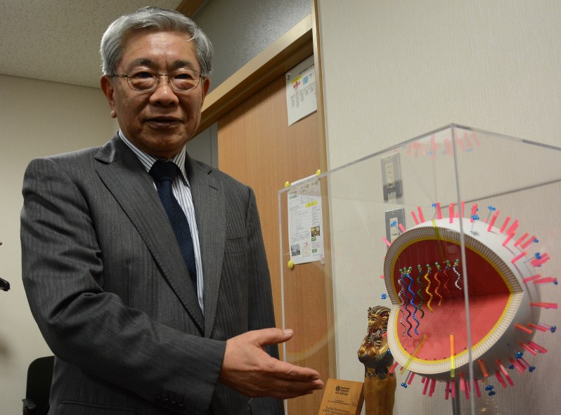 インフルエンザウイルスの仕組みを解説する模型を示す喜田さん=札幌市北区の北大で