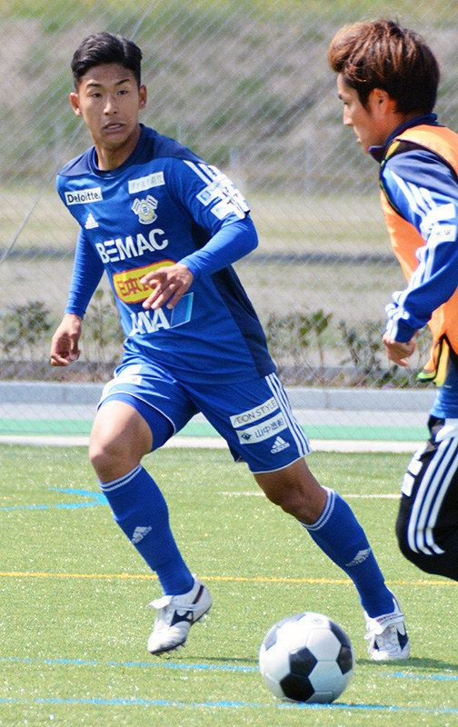 スポットライト 渡辺亮太選手 １９ ｆｃ今治ｍｆ 大学と練習 ハードな 二足 愛媛 毎日新聞