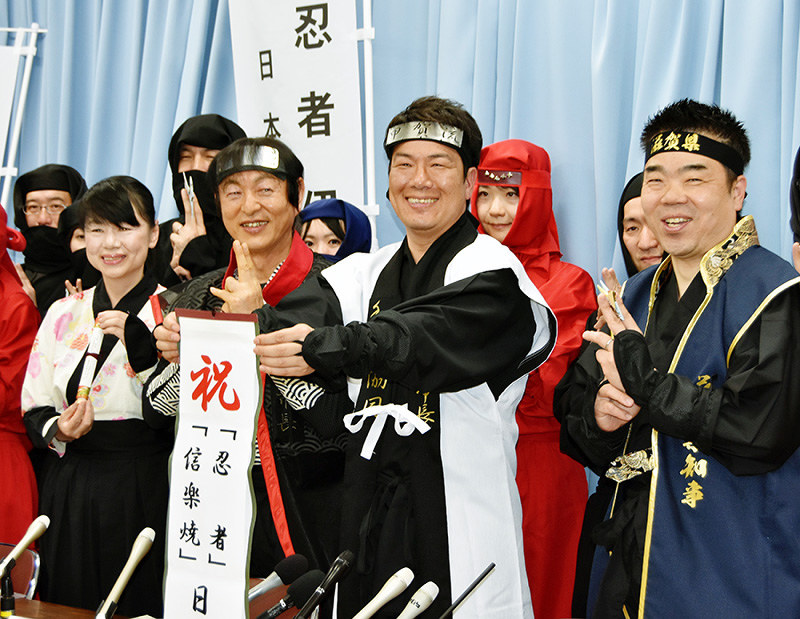 日本遺産認定を受け、忍者ポーズで喜ぶ三日月・滋賀県知事(前列右端)と岩永・甲賀市長(前列右から2人目)ら=滋賀県庁で、衛藤達生撮影