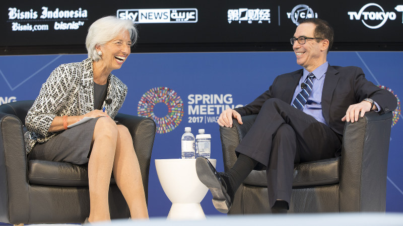 和やかな雰囲気のなか対談するムニューシン米財務長官(右)と国際通貨基金(IMF)のラガルド専務理事=米ワシントンで2017年4月22日、IMF提供