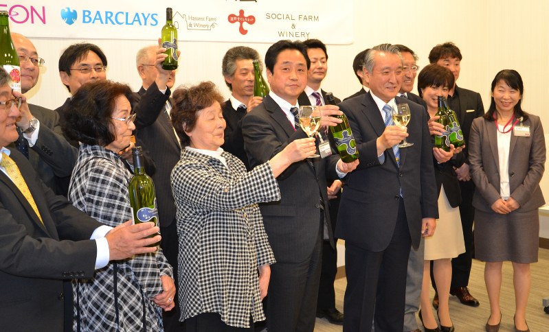 釜石産ブドウ100%の白ワインの完成を祝って乾杯する関係者=イオンタウン釜石で