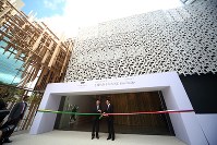 Brazilian President Michel Temer, left and Japanese Deputy Prime Minister Taro Aso untie a ribbon at the opening ceremony for the Japan House communication center in Sao Paulo, Brazil, on April 30, 2017. (Mainichi)