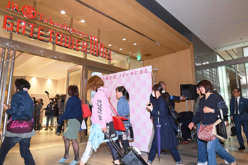 タカシマヤゲートタワーモールが開店し、店内に入る買い物客たち=2017年4月17日、木葉健二撮影