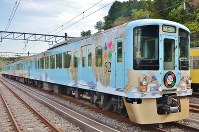 西武鉄道が運行するレストラン列車「５２席の至福」＝２０１７年４月２５日、田中学撮影