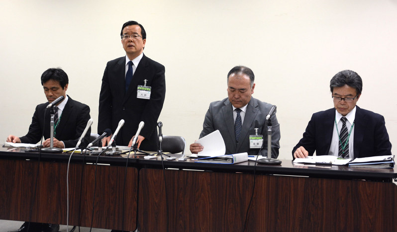 男子生徒が自殺した原因について、調査する意向を示す仙台市教育委員会の大越裕光教育長(中央)=仙台市青葉区の仙台市役所で2017年4月29日、本橋敦子撮影