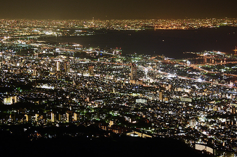 掬星台から見下ろす神戸の夜景=神戸市灘区摩耶山町で、黒川優撮影