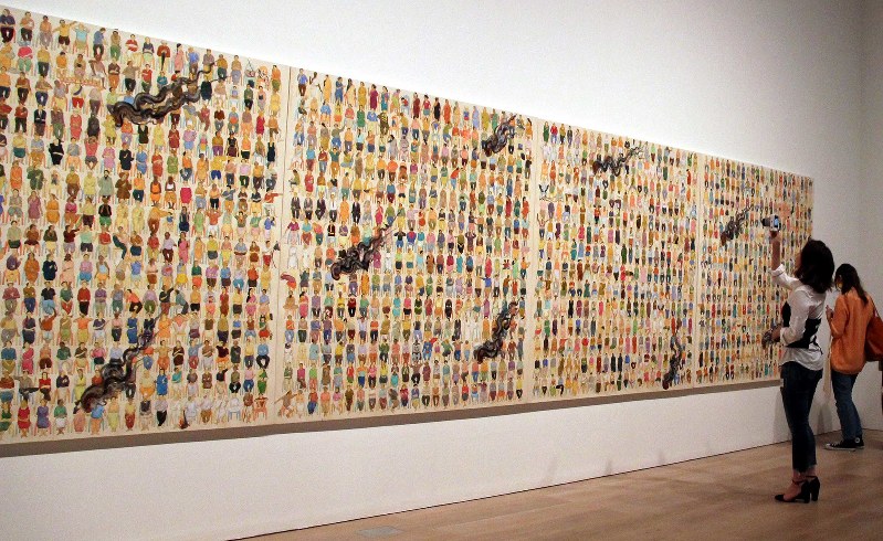 客のいない展示室で開かれた「empty」イベントで、思い思いの撮影を楽しむ参加者ら=2017年4月25日、岡礼子撮影
